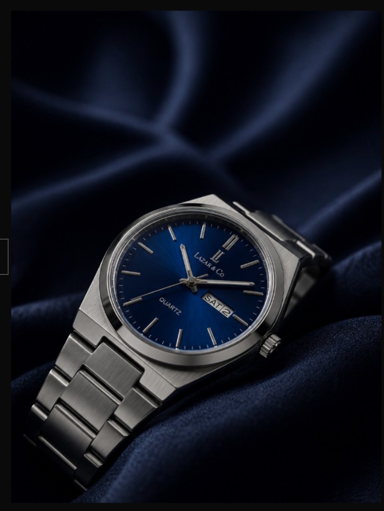 Montre Lazar & Co sur tissu bleu marine